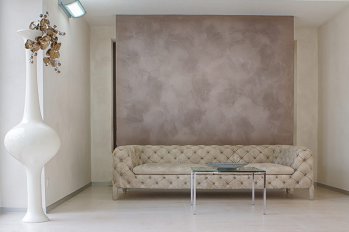 stilvoller Wartebereich mit gemütlichem Sofa – Friseursalon Charisma Zwickau