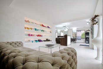 Wartebereich mit gemütlichem Sofa – Friseursalon Charisma Zwickau